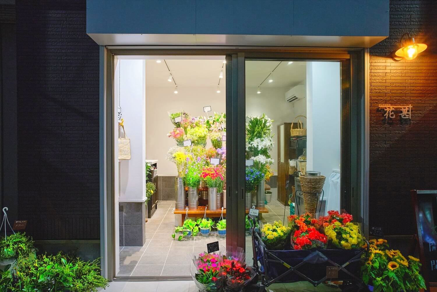 【店舗併用住宅】敷地20.49坪｜延床35.33坪！<br>夜になると素敵な明かりを灯す商店街のお花屋さん