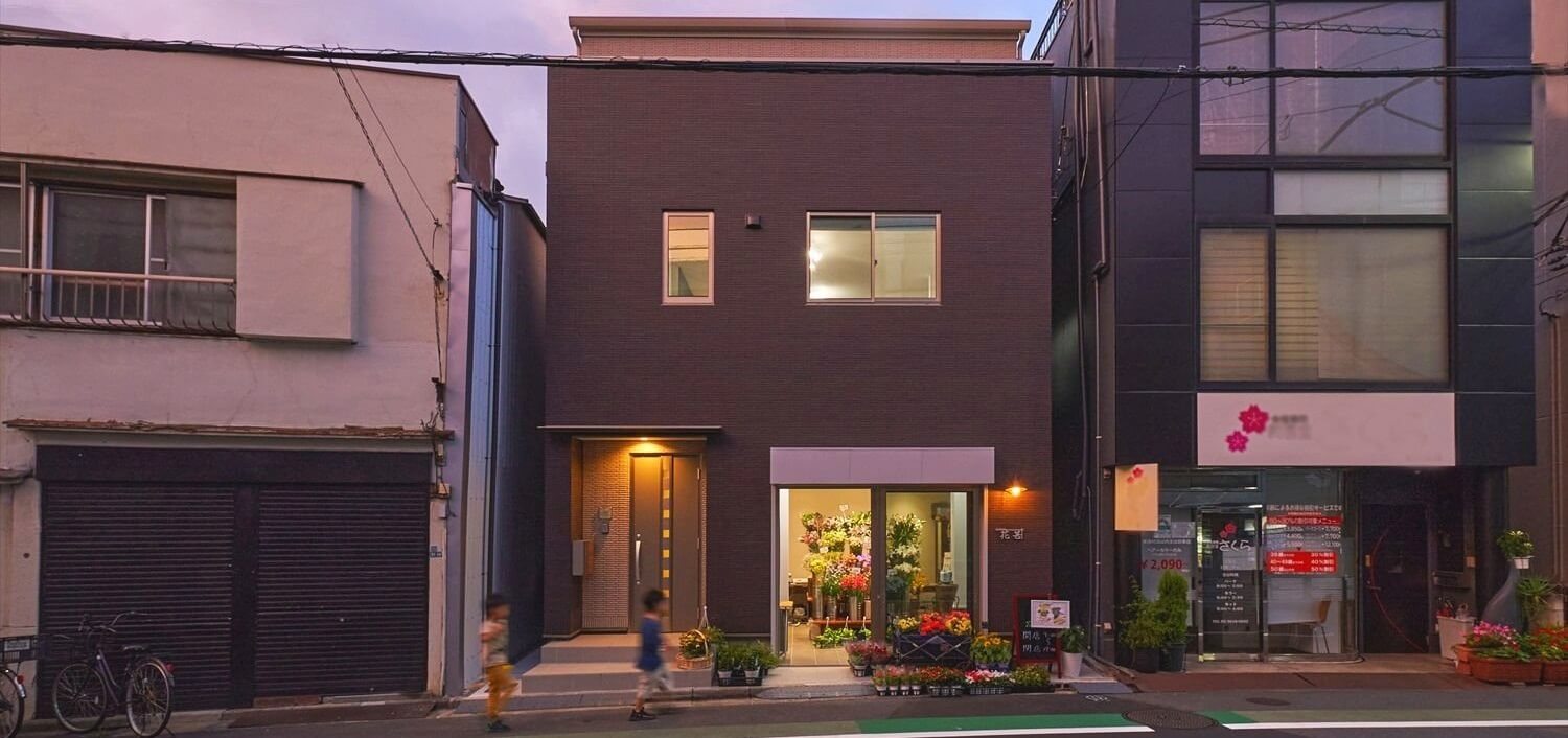 【店舗併用住宅】敷地20.49坪｜延床35.33坪！<br>夜になると素敵な明かりを灯す商店街のお花屋さんの事例画像
