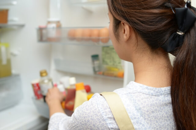 冷蔵庫と女性