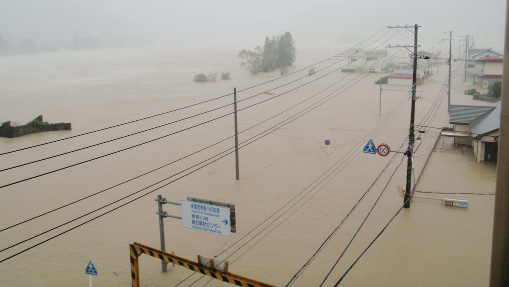 台風に強い家を目指すには、大雨による浸水対策も必要になる