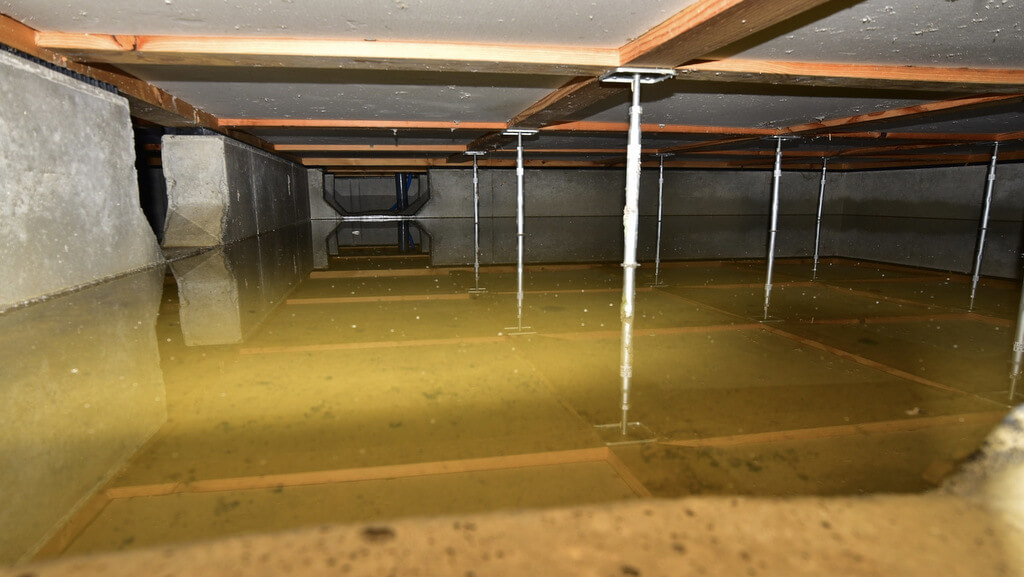 床下浸水が起きると水害のあと床下がプールのようになる