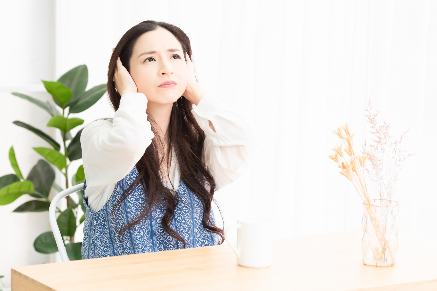 騒音をうるさいと感じている女性