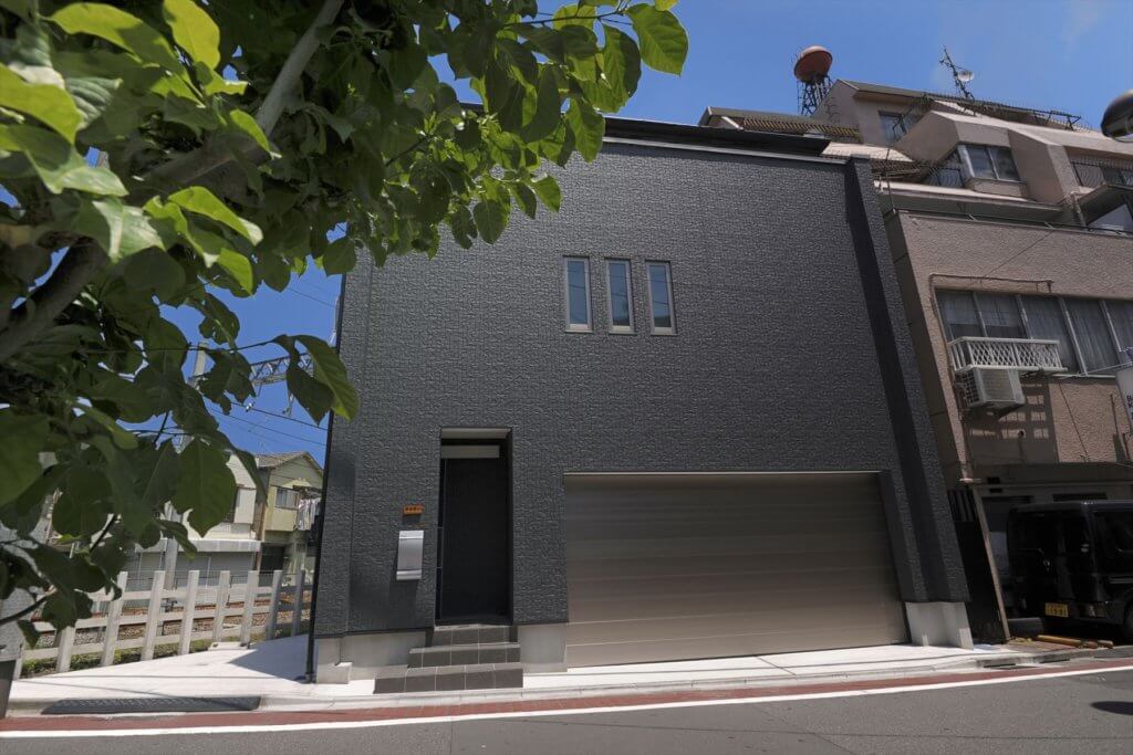 外壁にタイルを使用し、メンテナンス性能を高めた注文住宅