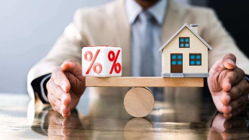 人口の増加や金利の低下は不動産価格の下落につながる