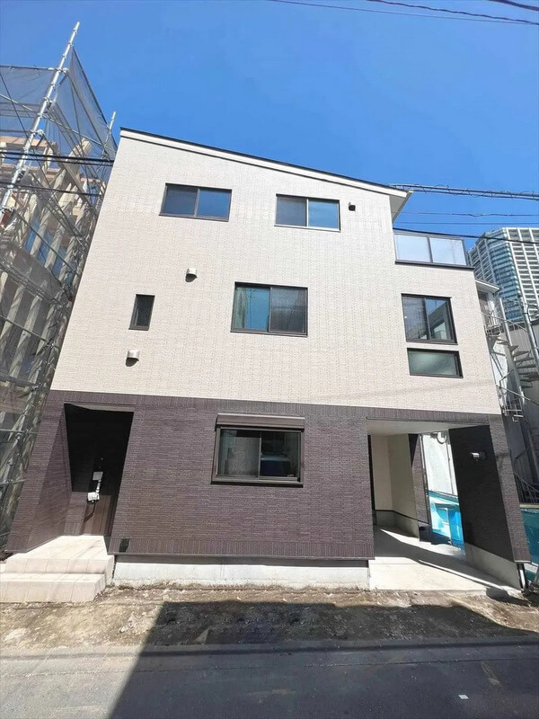 3階建ての家に太陽光・バルコニー・駐車場を設けた3階建ての家