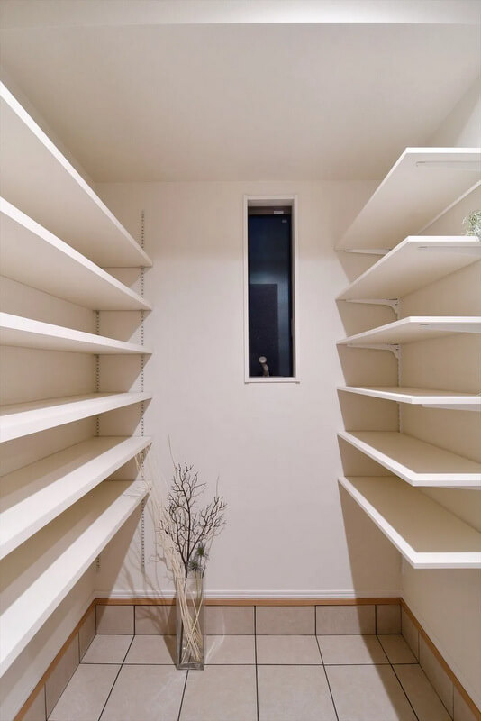 シューズクロークは外で使う用品も収納でき、非常に便利