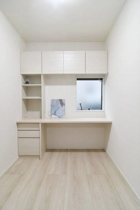 個室にも造作家具を設けて空間を有効活用している