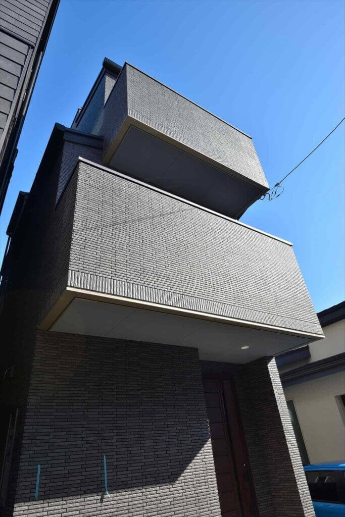重厚感あるブラックの外壁が印象的な外観