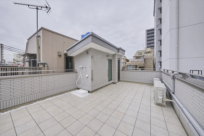3階建ての部屋の使い方:広々とした屋上にシャワー付きの水栓やコンセントも完備