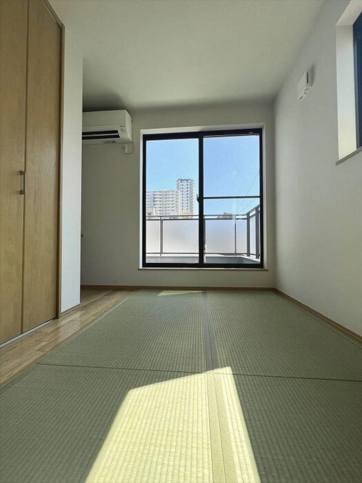 3階建ての部屋の使い方:3階の日当たりのよいバルコニーに面した畳の部屋