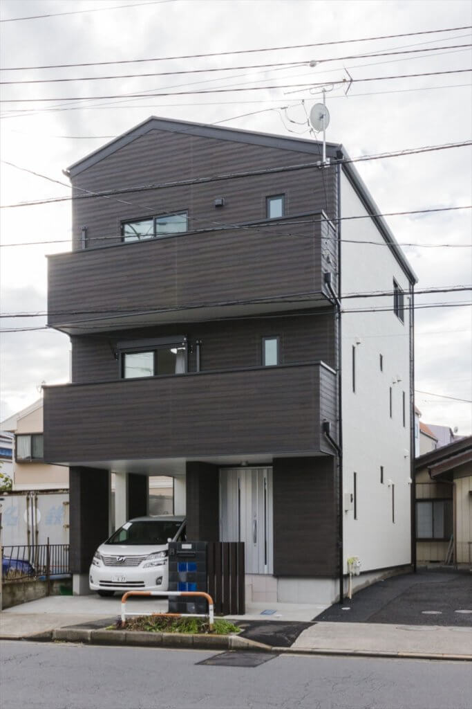 防火規制区域の規制に合致した木造耐火3階建て住宅（足立区）