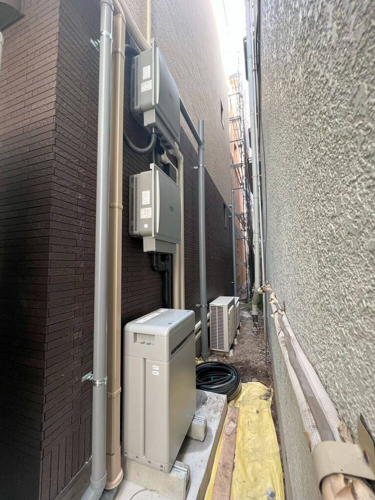 太陽光や蓄電池のユニットを配置した住まい（東京都港区）
