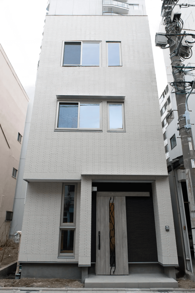 【台東区】スケルトン階段と大開口で明るさを感じる防火地域の木造3階建て