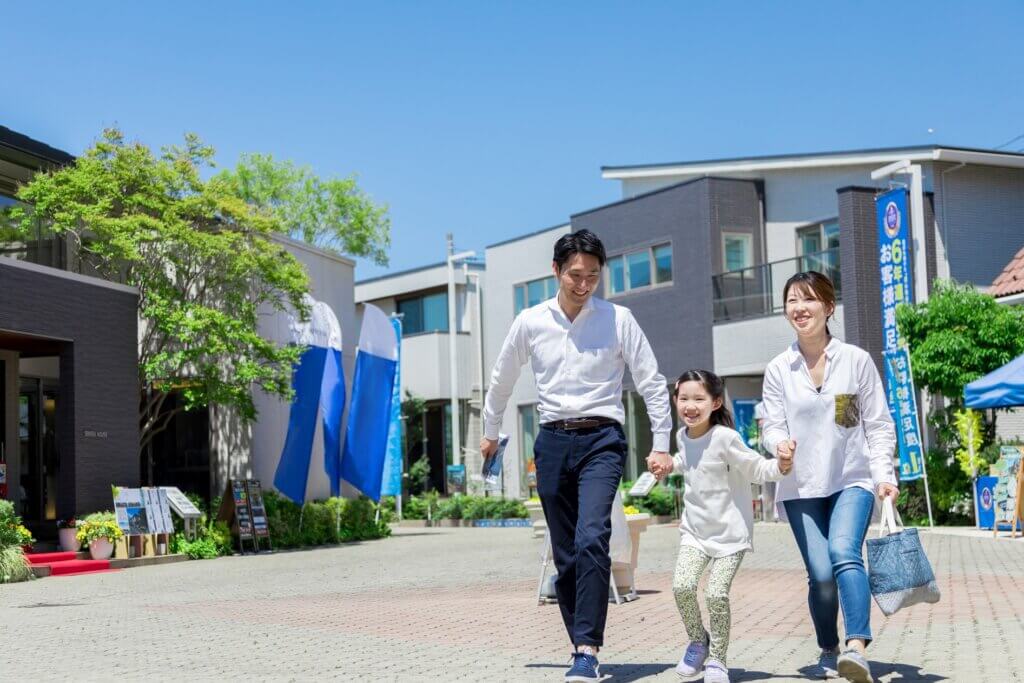 家づくりの相談に住宅展示場に来た家族