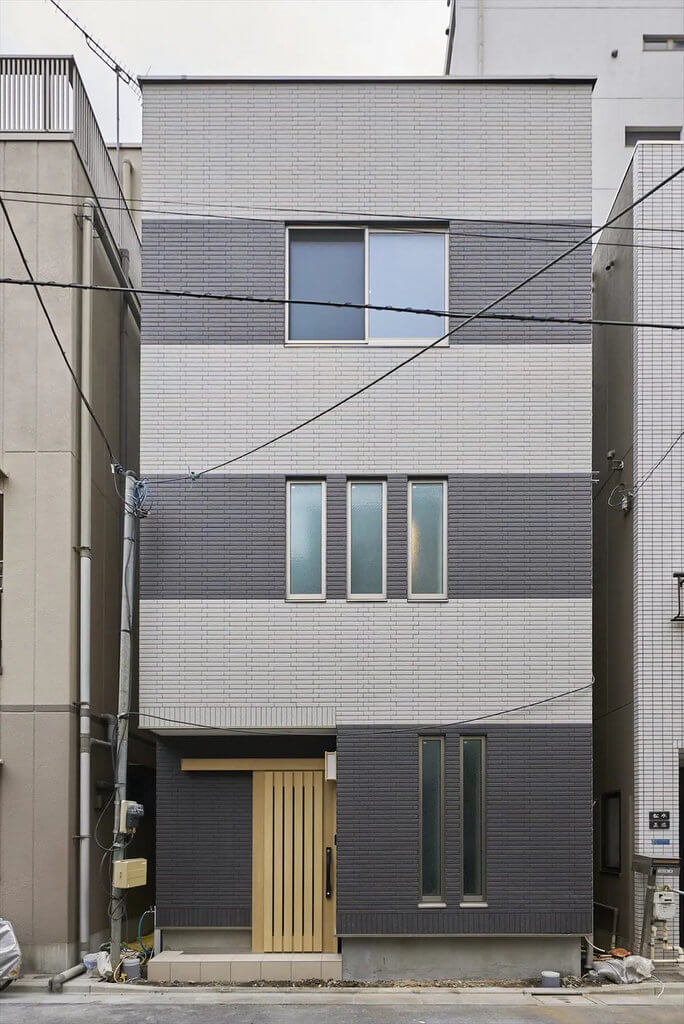 防火地域で建てる：ツートンカラーがおしゃれな木造耐火三階建て住宅