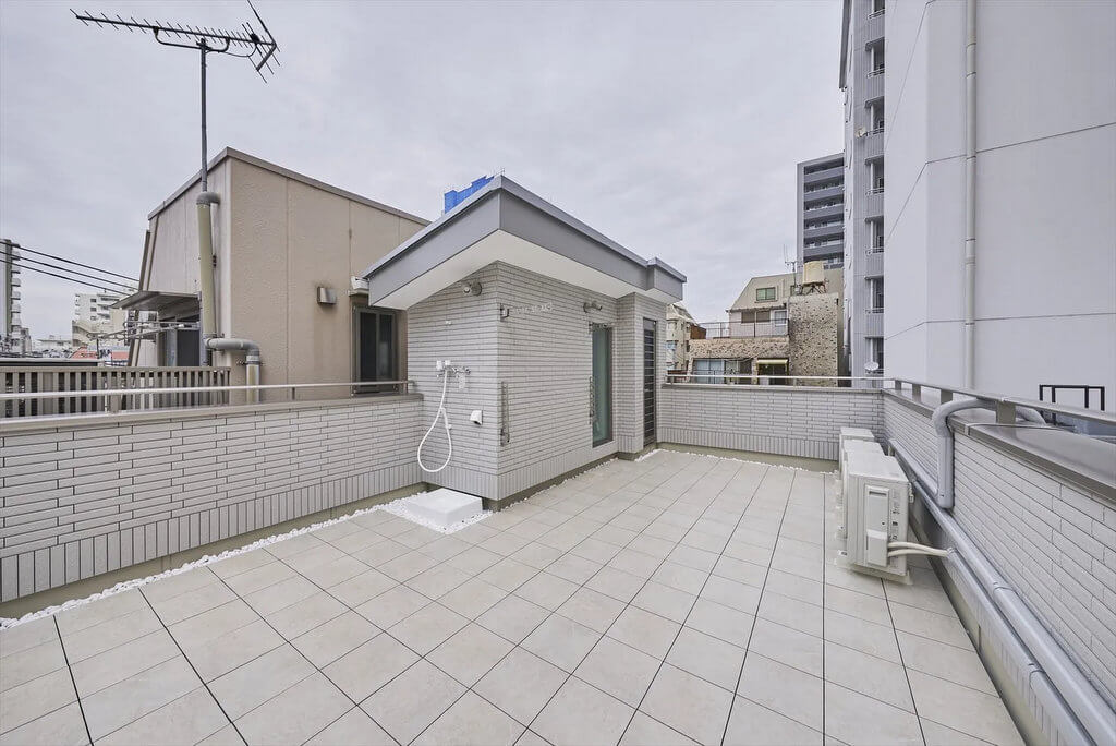 防火地域で建てる：ツートンカラーがおしゃれな木造耐火三階建て住宅（3）