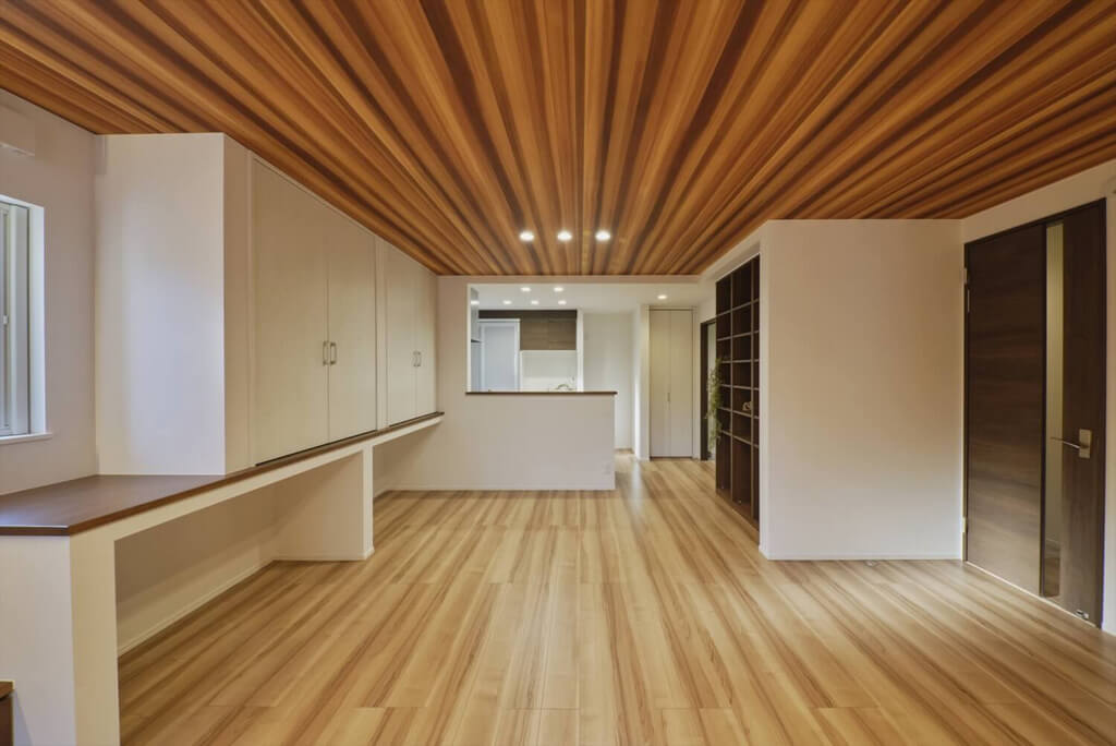木のぬくもりが魅力的な3階建ての二世帯住宅