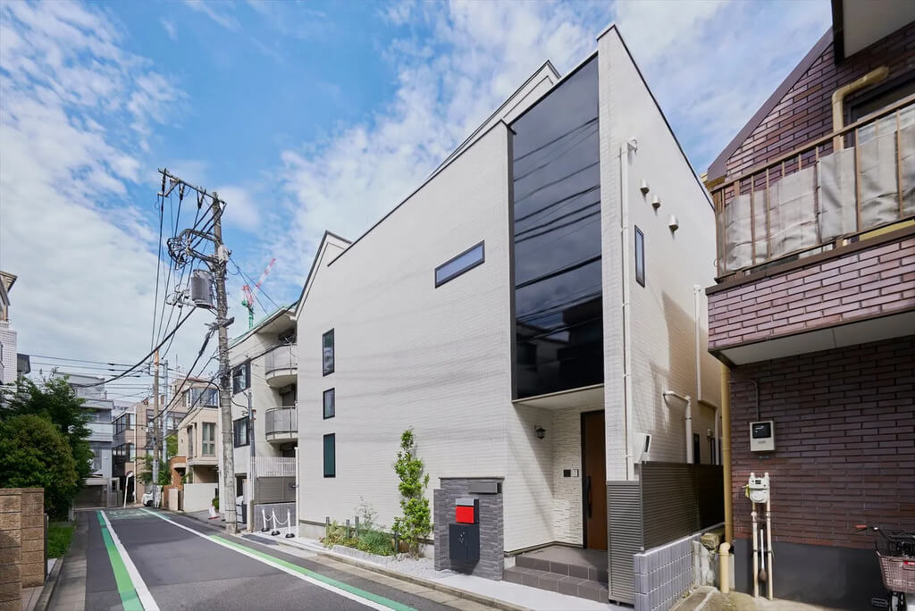 総タイル貼りがおしゃれな外観の準耐火木造3階建て（豊島区）