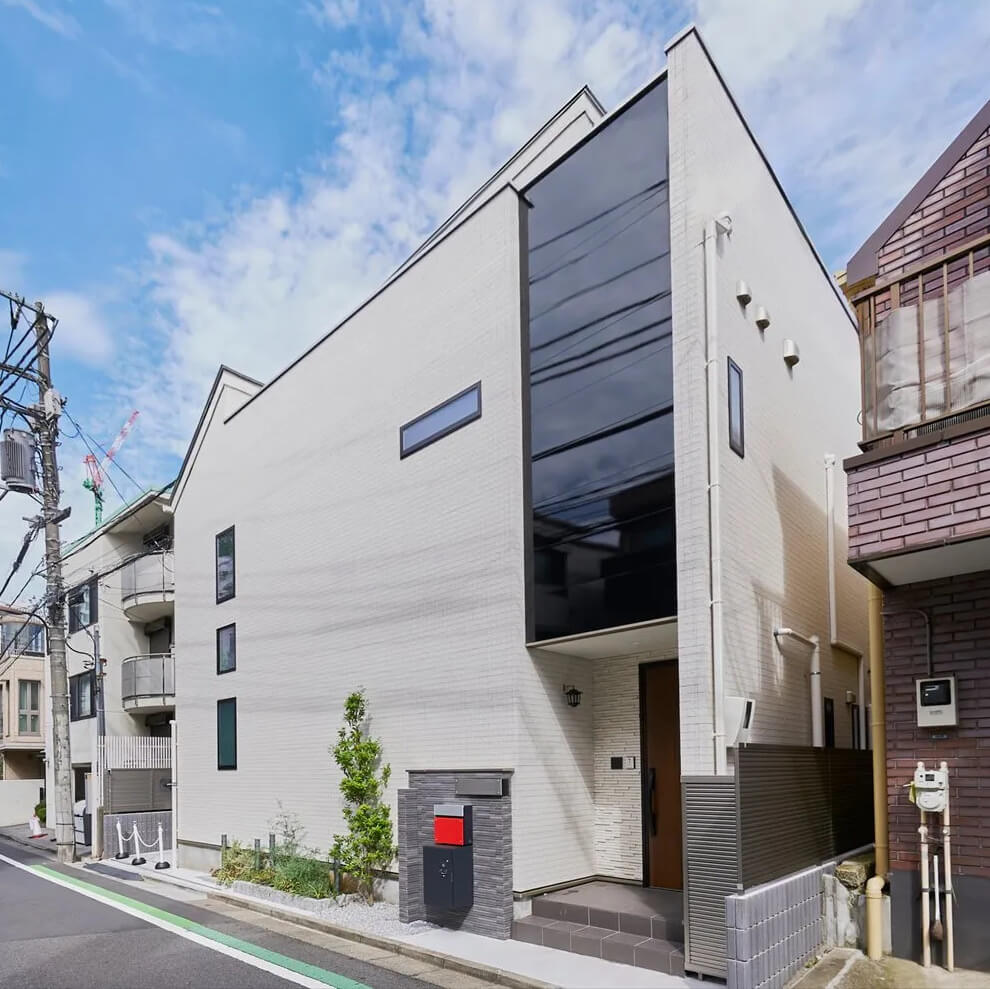 鏡面仕上げの外壁がおしゃれな3階建て準耐火注文住宅の事例