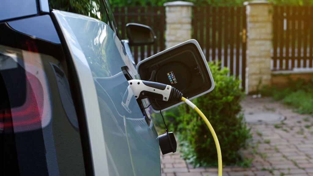 太陽光発電や蓄電池で元を取るには?エコキュートやV2Hなどの活用も検討する