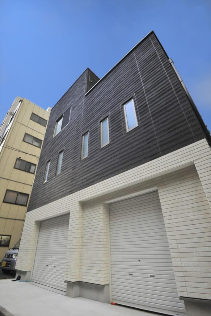 1階を賃貸併用店舗、倉庫スペース併用にした二世帯住宅