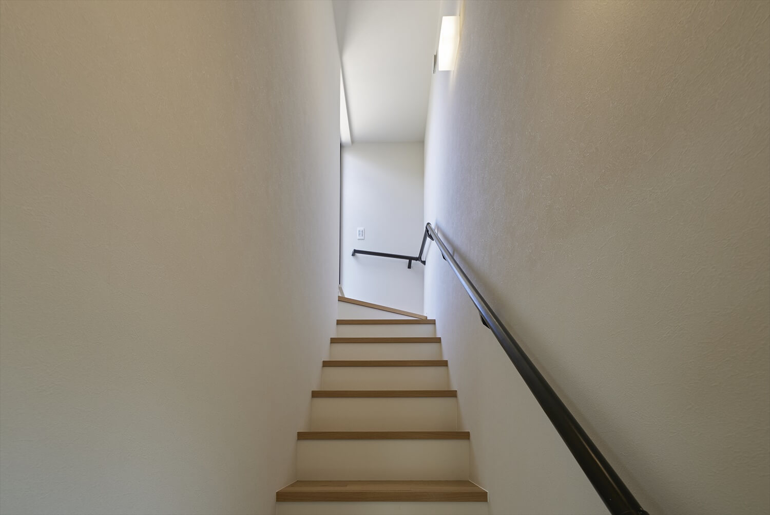 【木造3階建て狭小住宅】敷地12.8坪｜延床26.3坪<br>約13坪の台形・狭小地に建つ神収納のお家