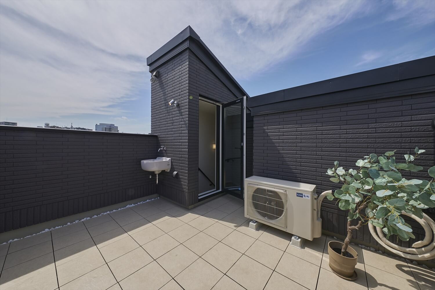 【木造3階建て狭小住宅】敷地12.8坪｜延床26.3坪<br>約13坪の台形・狭小地に建つ神収納のお家