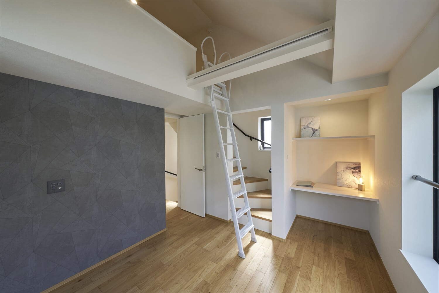 【木造3階建て狭小住宅】敷地12.8坪｜延床26.3坪<br>約13坪の台形・狭小地に建つ神収納のお家の事例画像