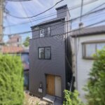 【木造3階建て狭小住宅】敷地12.8坪｜延床26.3坪<br>約13坪の台形・狭小地に建つ神収納のお家
