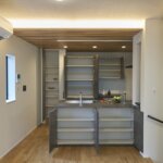 【木造3階建て狭小住宅】敷地12.8坪｜延床26.3坪<br>約13坪の台形・狭小地に建つ神収納のお家