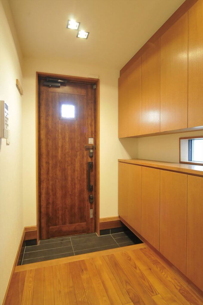 【文京区】温かみのあるおしゃれな玄関のある注文住宅の事例