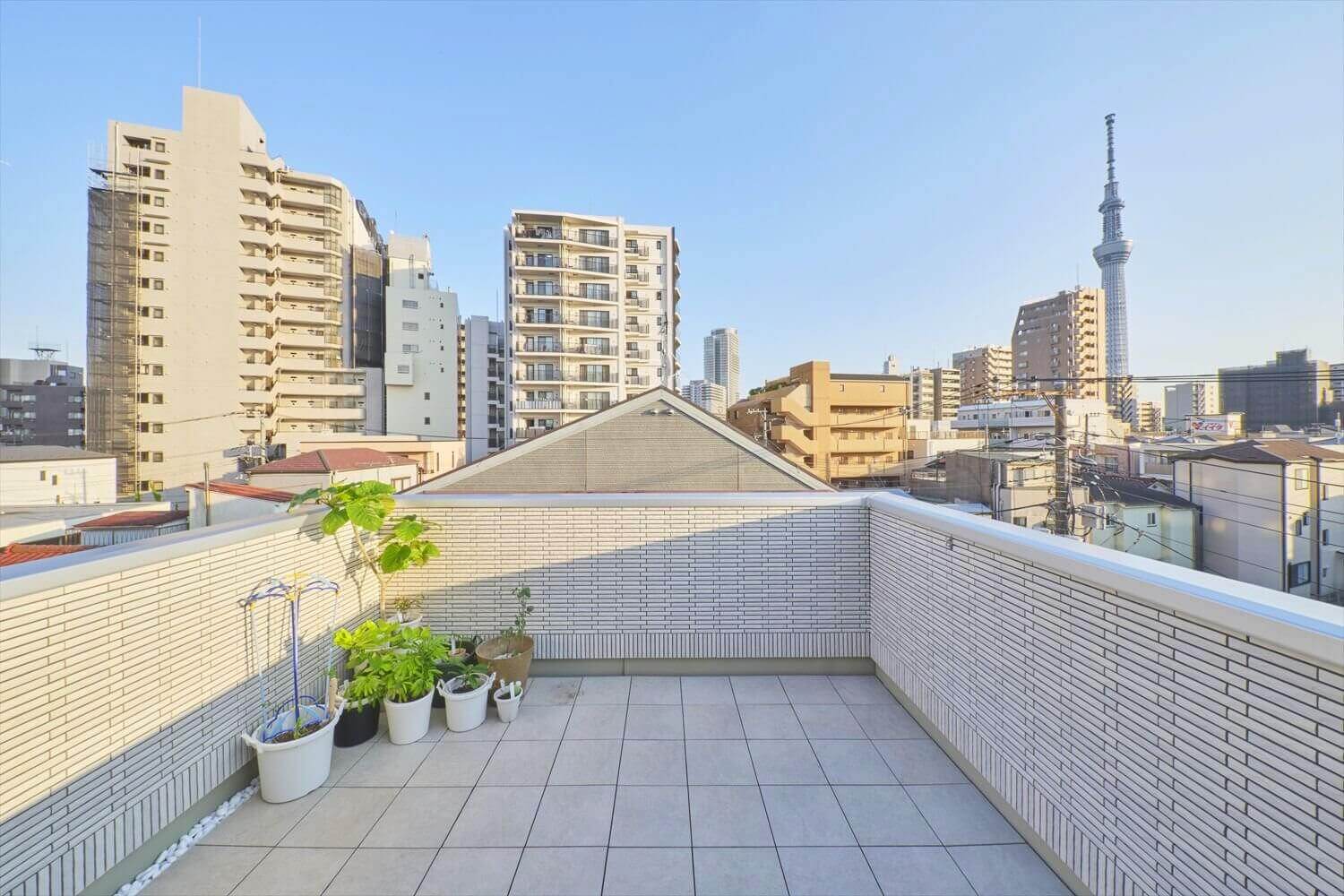 【墨田区】広々とした屋上のある二世帯3階建て注文住宅の事例