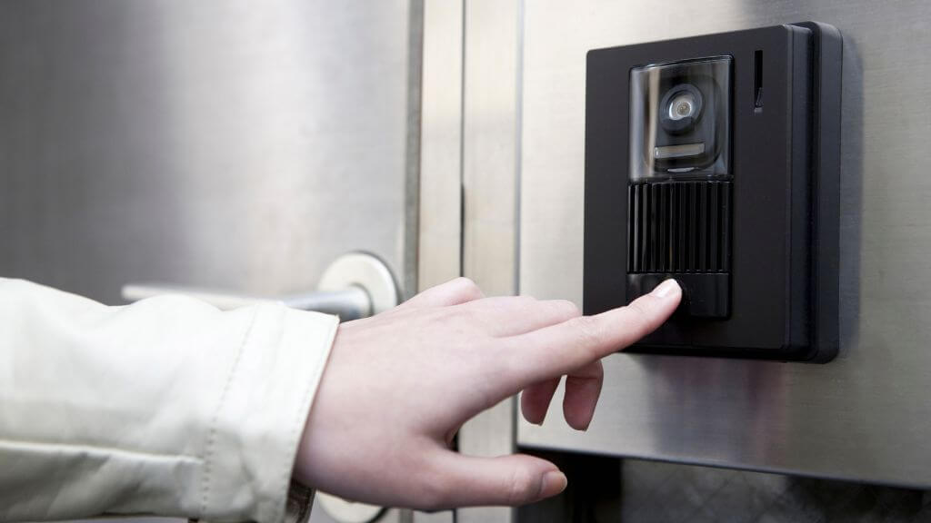 オープンガレージで盗難を防ぐための対策:外出中も応対できるドアホンを利用する