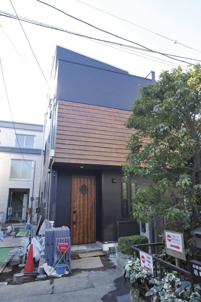 【文京区】外壁の一部に木目調を採用した3階建て注文住宅の事例
