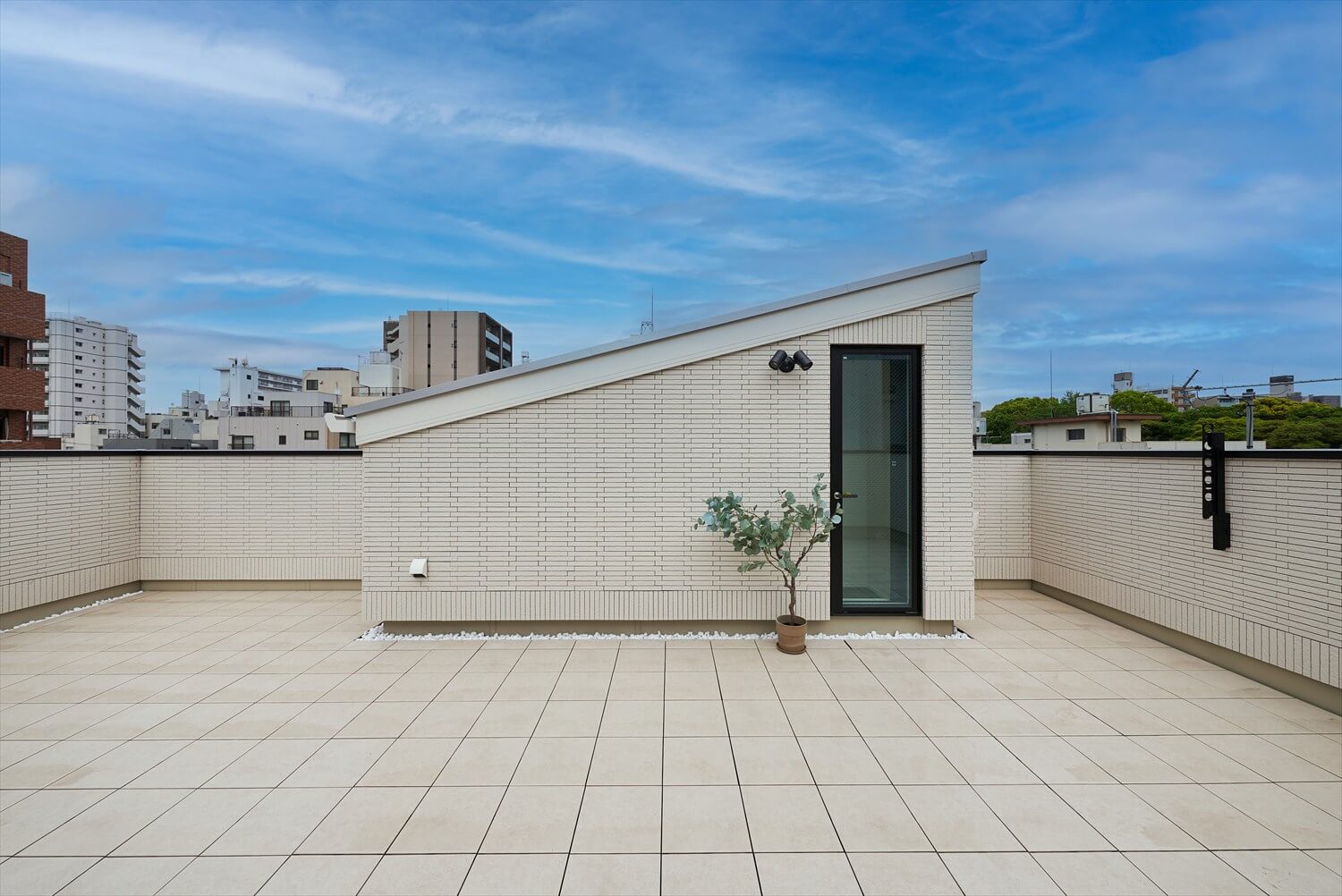 【ビルドインガレージのある木造3階建て住宅】敷地17.9坪｜延床34坪<br>狭小地に建つ家族それぞれに個室のあるお家