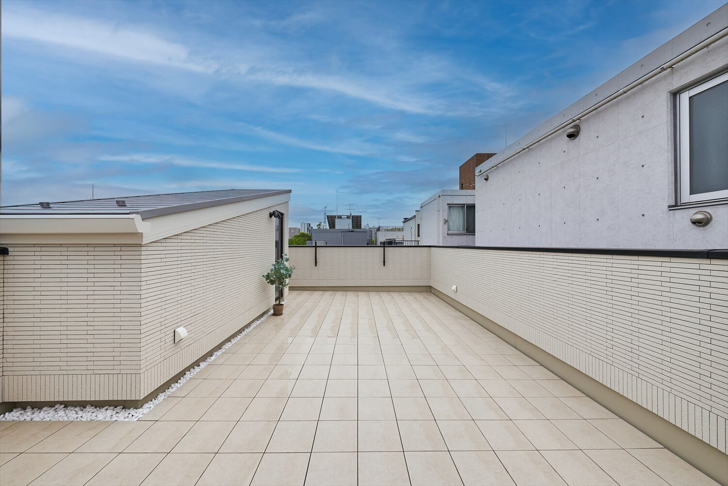 【ビルドインガレージのある木造3階建て住宅】敷地17.9坪｜延床34坪<br>狭小地に建つ家族それぞれに個室のあるお家