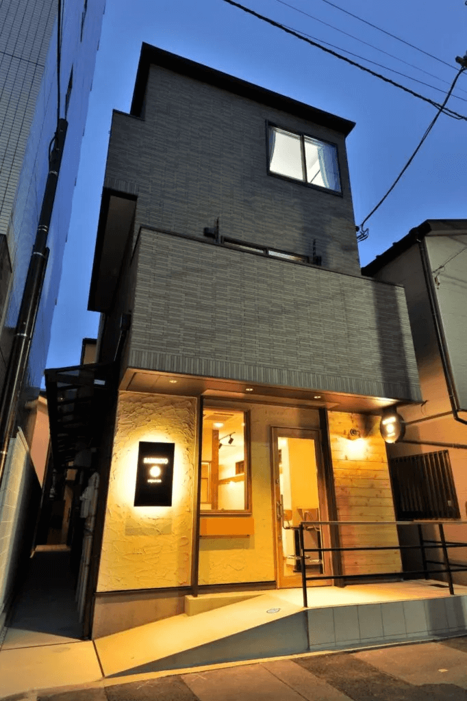 【江東区】12.95坪の敷地に建てた店舗併用二世帯、屋上付き3階建て住宅の事例