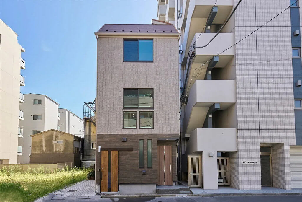 【墨田区】道路に向けて2つの玄関がある3階建て二世帯住宅の事例