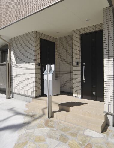 【江東区】玄関やインターホン、ポストなどを両世帯に設けた二世帯住宅の事例