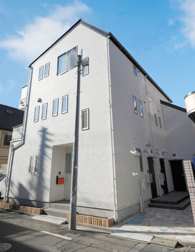 【足立区】左右に住居、賃貸部分を分離することで高いプライバシー性を確保した併用住宅