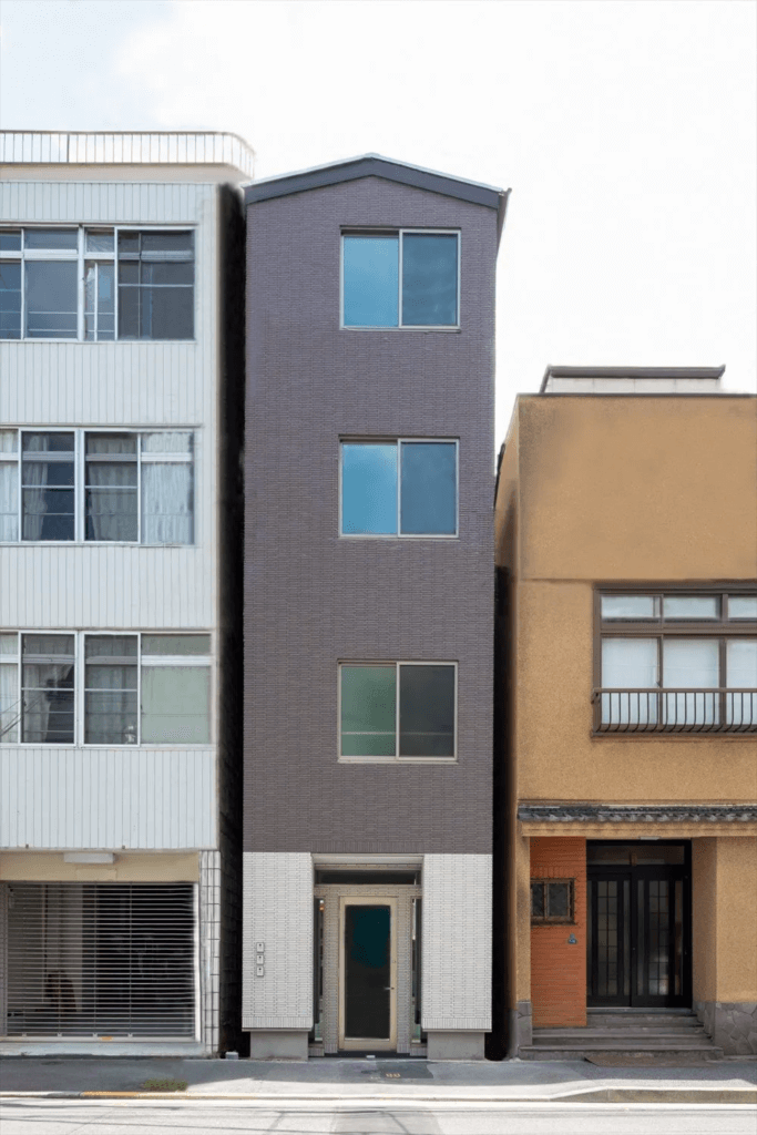 【台東区】地下鉄出口直近、利便性の高い土地に一戸建てを実現する木造4階建て住宅の事例