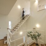 【木造3階建て】吹き抜け階段が主役の縦に広がる開放感あるお家<br/>敷地21.80坪｜延床41.73坪