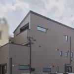 【木造3階建て二世帯住宅】親世帯は木の温もり、子世帯はモノクロの美しさが息づくお家<br/>敷地37.44坪｜延床49.40坪