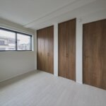 【木造3階建て二世帯住宅】親世帯は木の温もり、子世帯はモノクロの美しさが息づくお家<br/>敷地37.44坪｜延床49.40坪