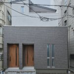 【木造3階建て二世帯住宅】親世帯は木の温もり、子世帯はモノクロの美しさが息づくお家<br/>敷地37.44坪｜延床49.40坪