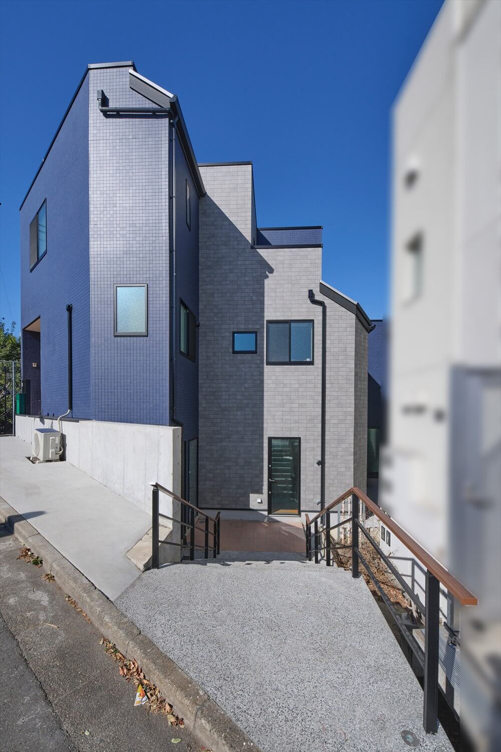 【木造3階建て】高低差のある変形地を最大活用した店舗併用住宅<br/>敷地41.65坪｜延床55.95坪