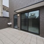 【木造3階建て二世帯住宅】親世帯は木の温もり、子世帯はモノクロの美しさが息づくお家<br/>敷地37.44坪｜延床49.40坪