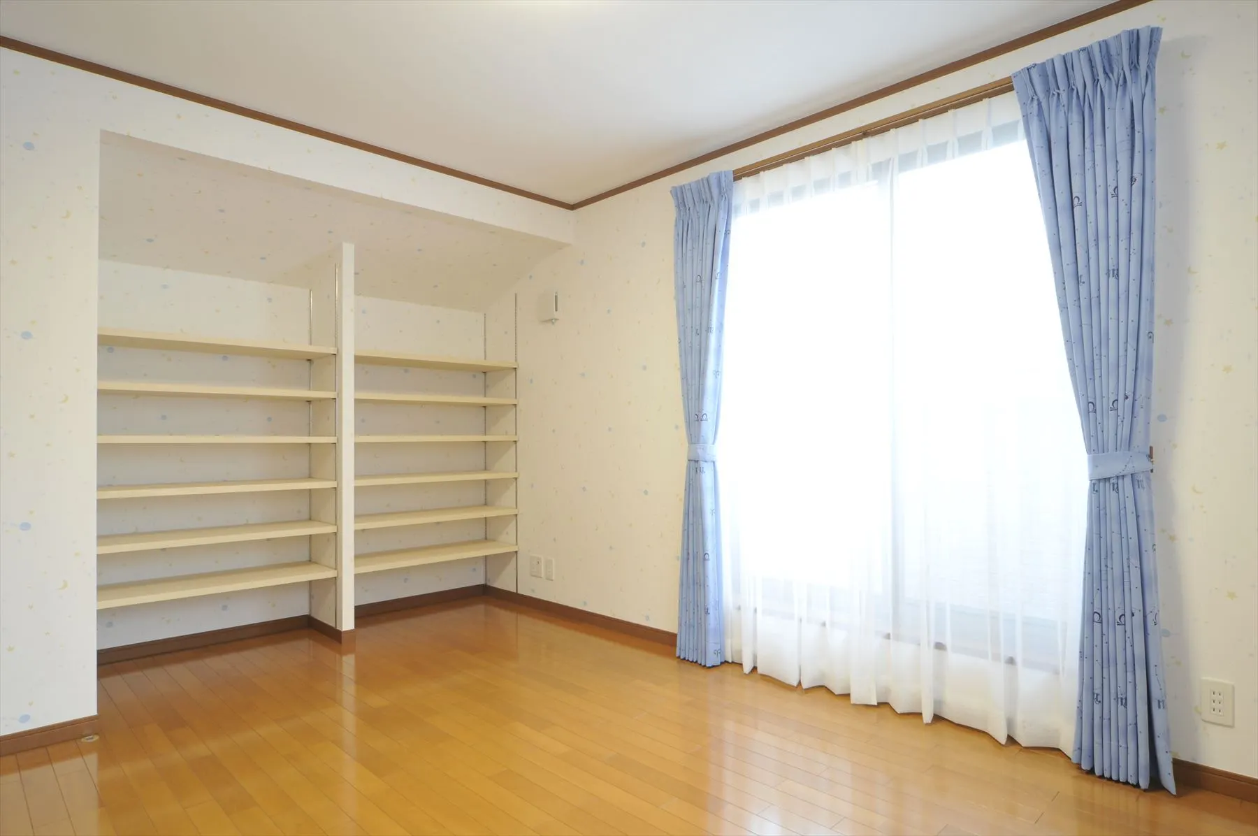 洋室の扉のない棚収納