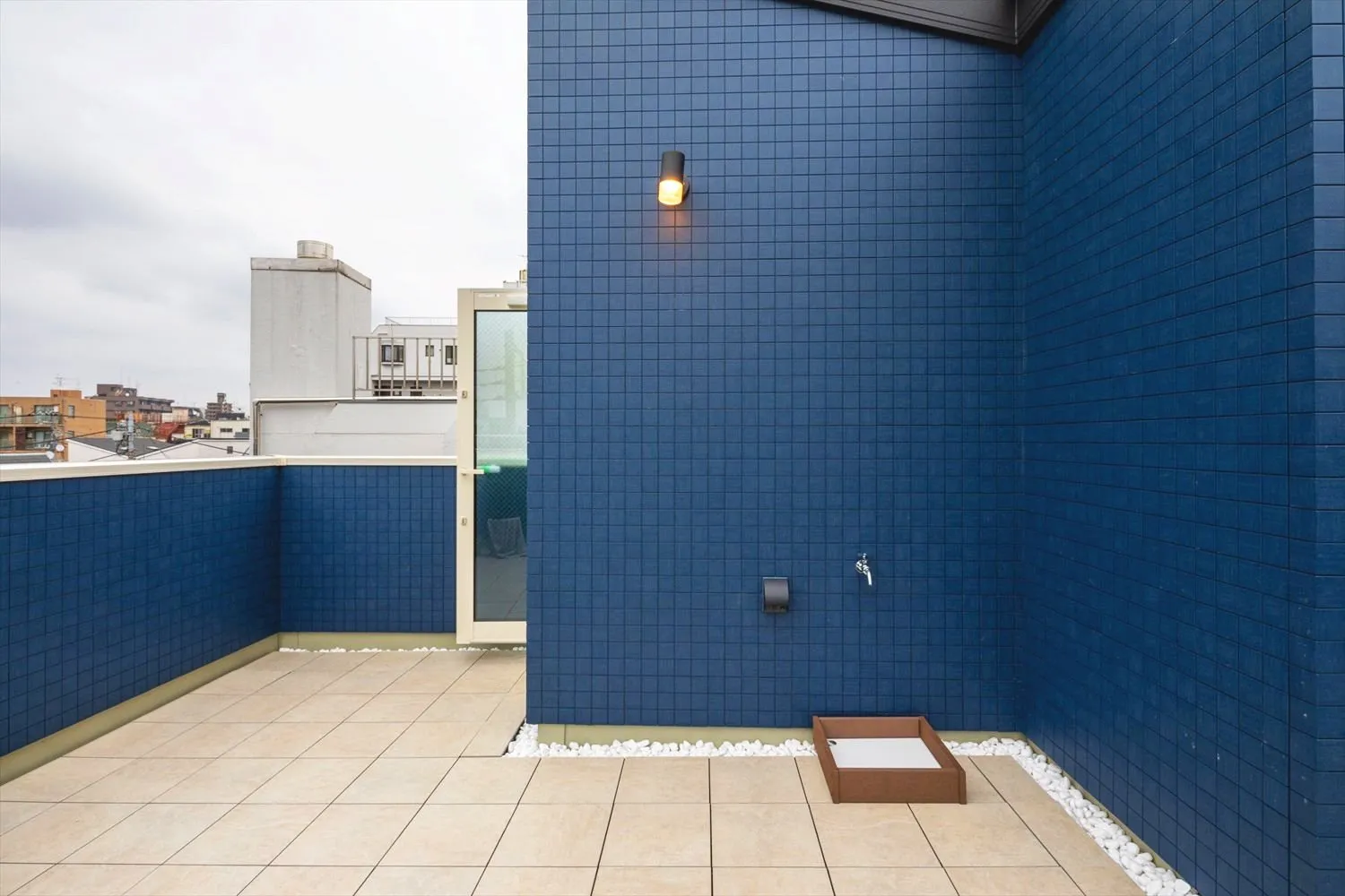 屋上テラス|「屋上テラス」で後悔しない戸建ての雨漏り・防水技術と間取り対策