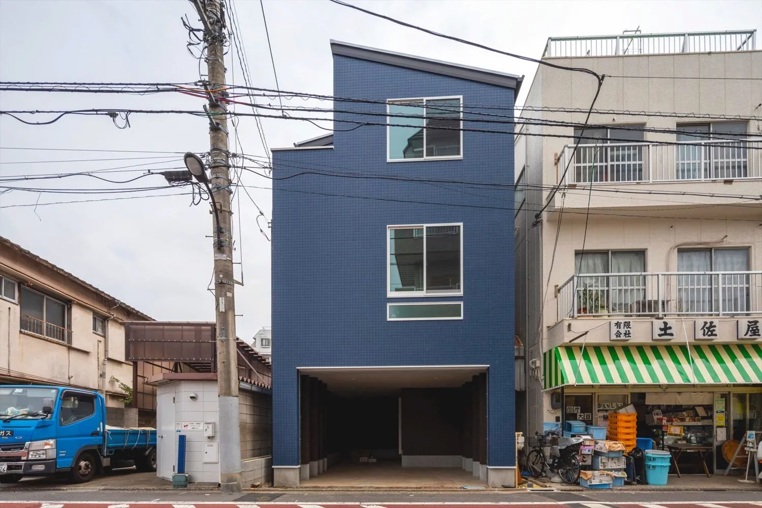 外観|小さい家を建てる|後悔しない都市部の狭小地の間取り対策と費用を抑える工夫
